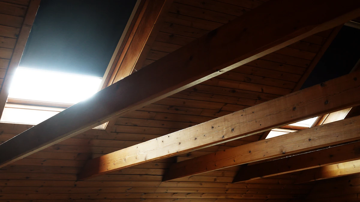 Lecture des volumes sous toiture Charpente bois éclairée par une fenêtre de toit
